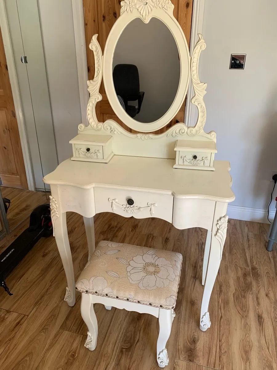 Vintage makeup table - Image 1