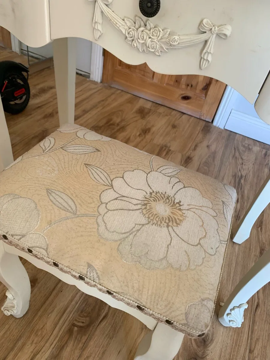 Vintage makeup table - Image 2