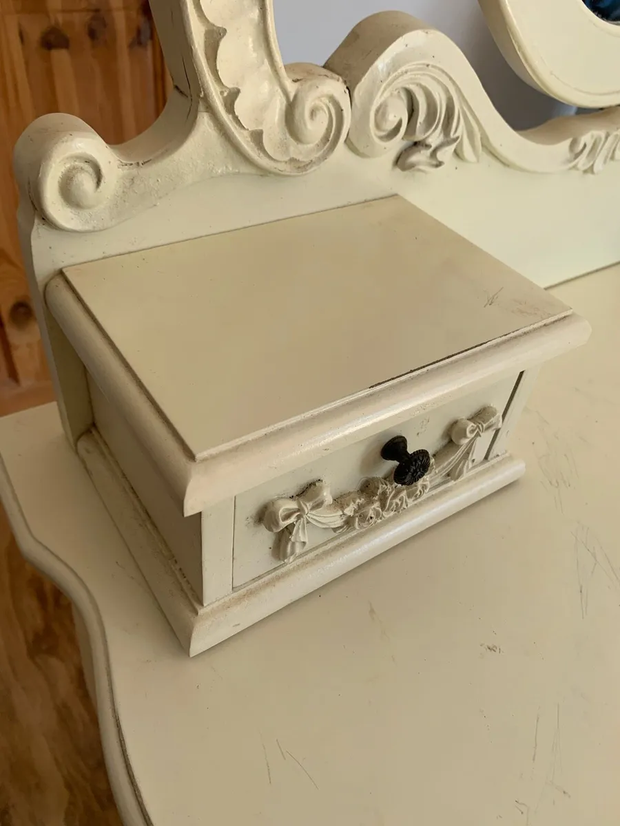 Vintage makeup table - Image 3