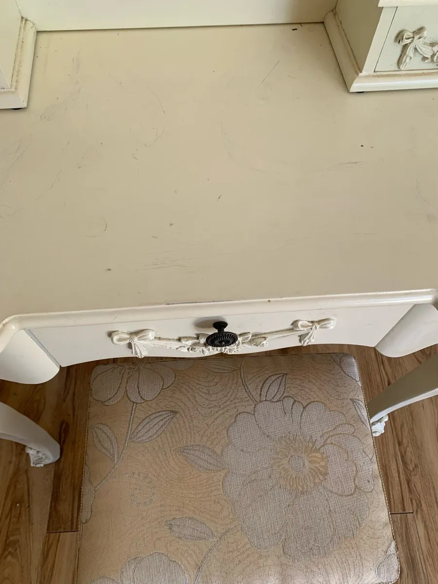 Vintage makeup table - Image 4