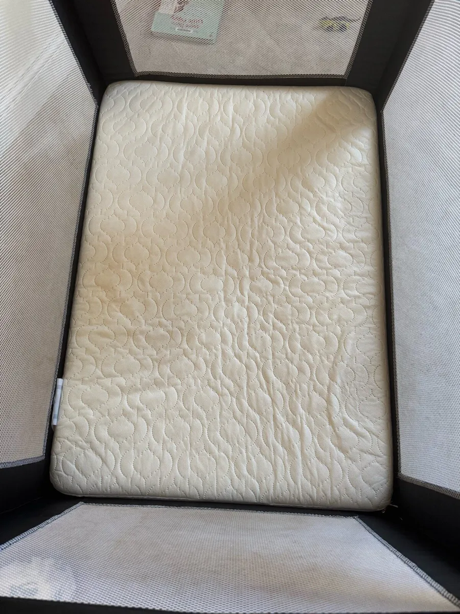 Travel cot with extra mattress - Image 2