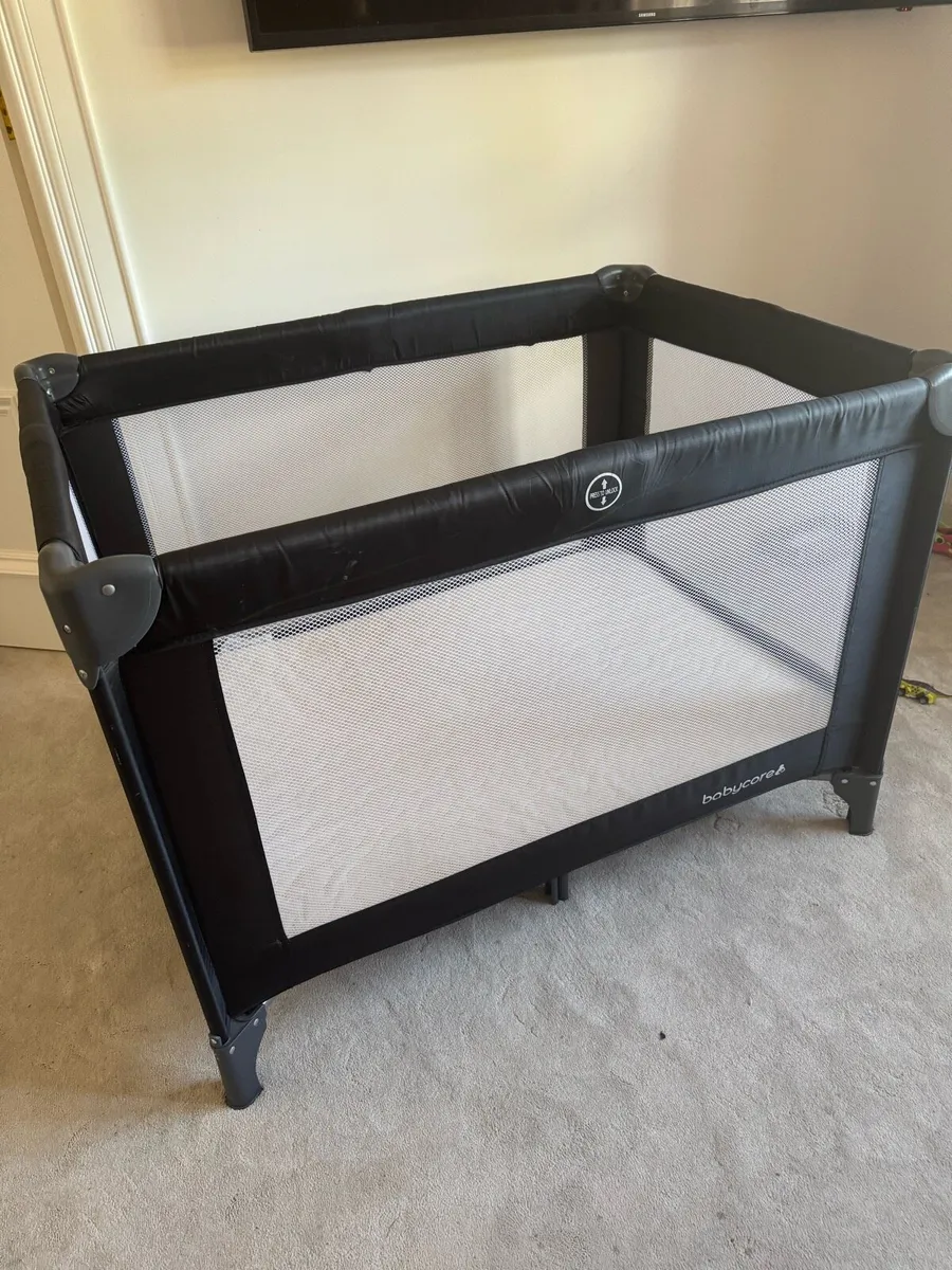 Travel cot with extra mattress - Image 1