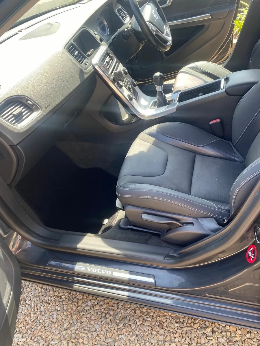 Volvo S60 2012 - Image 2