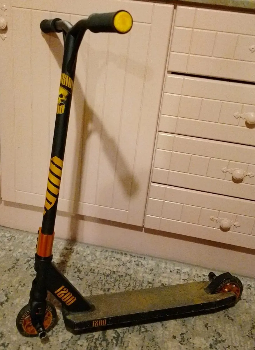 Childs stunt scooter - Image 2