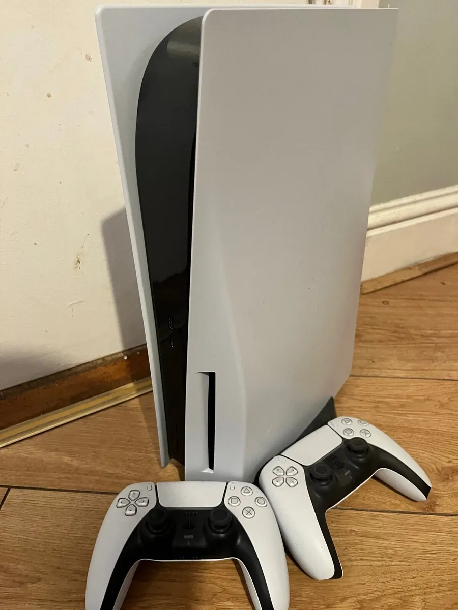 PS5 825GB disc version (with 2 controllers)
