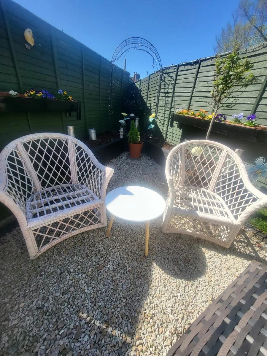 Garden wicker chairs and coffee table - Image 1