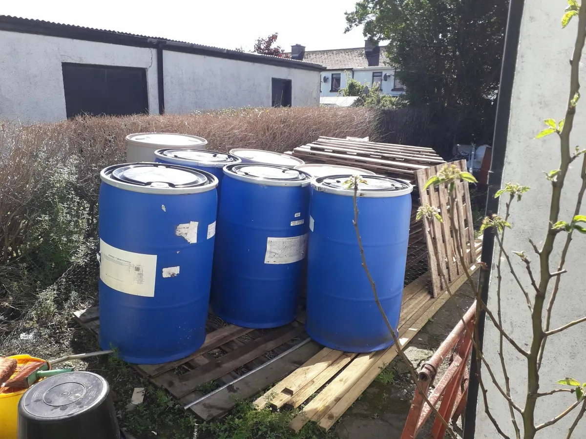 plastic barrels 220ltr clean, with lids - Image 1