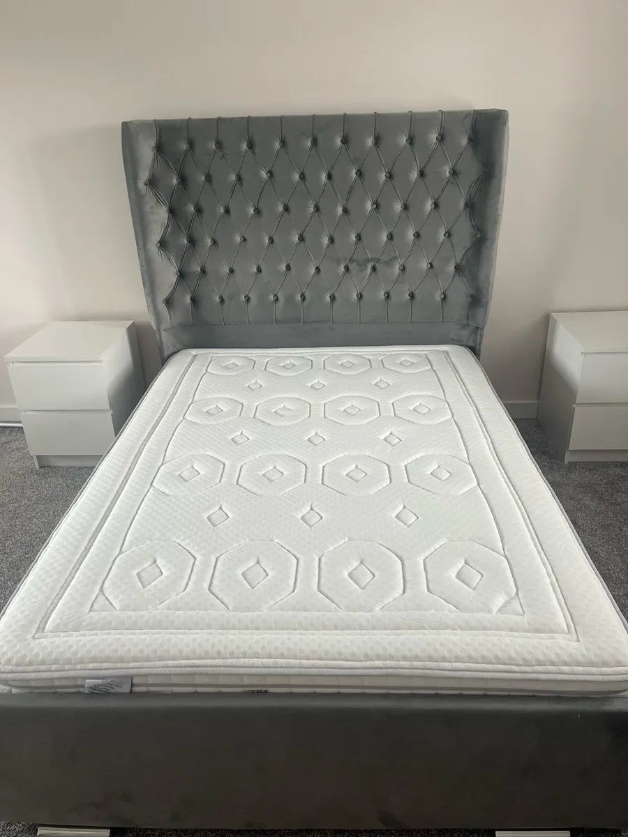 Grey velvet bed - Image 1