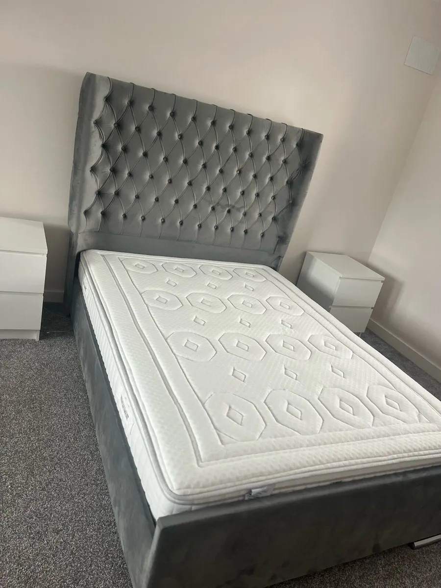 Grey velvet bed - Image 2