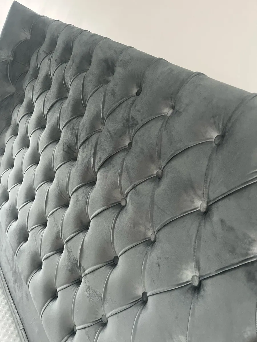 Grey velvet bed - Image 3