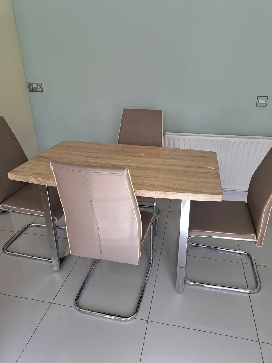Table and chairs - Image 1
