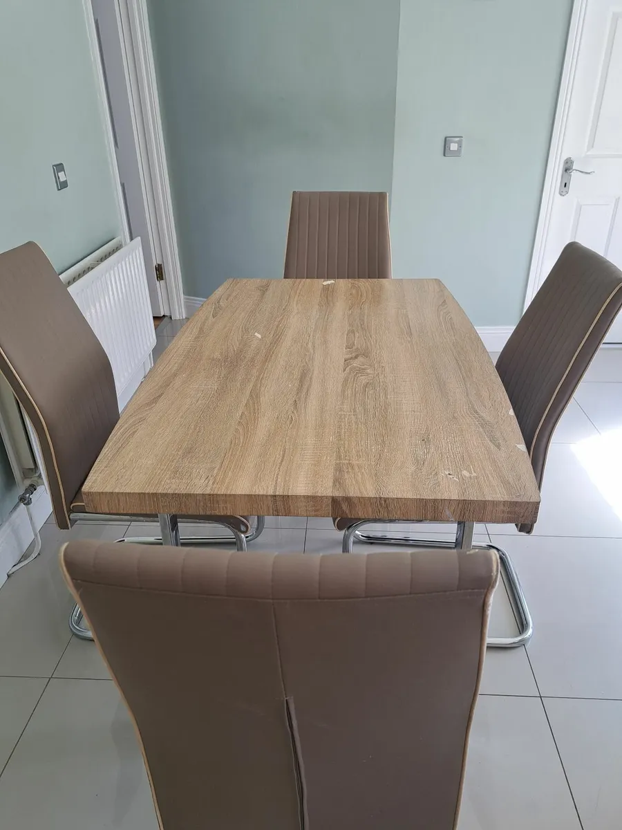 Table and chairs - Image 2