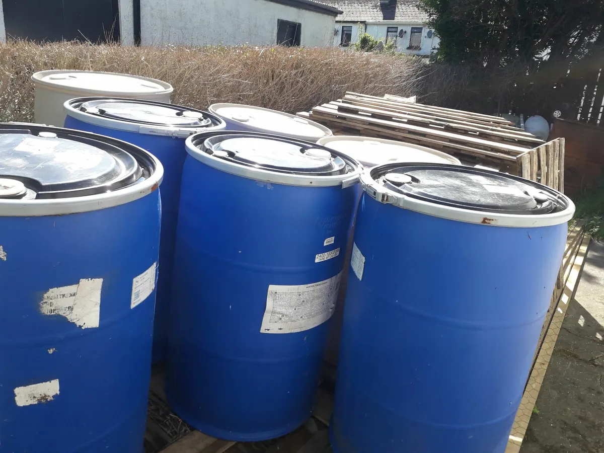 plastic barrels 220ltr clean, with lids - Image 2