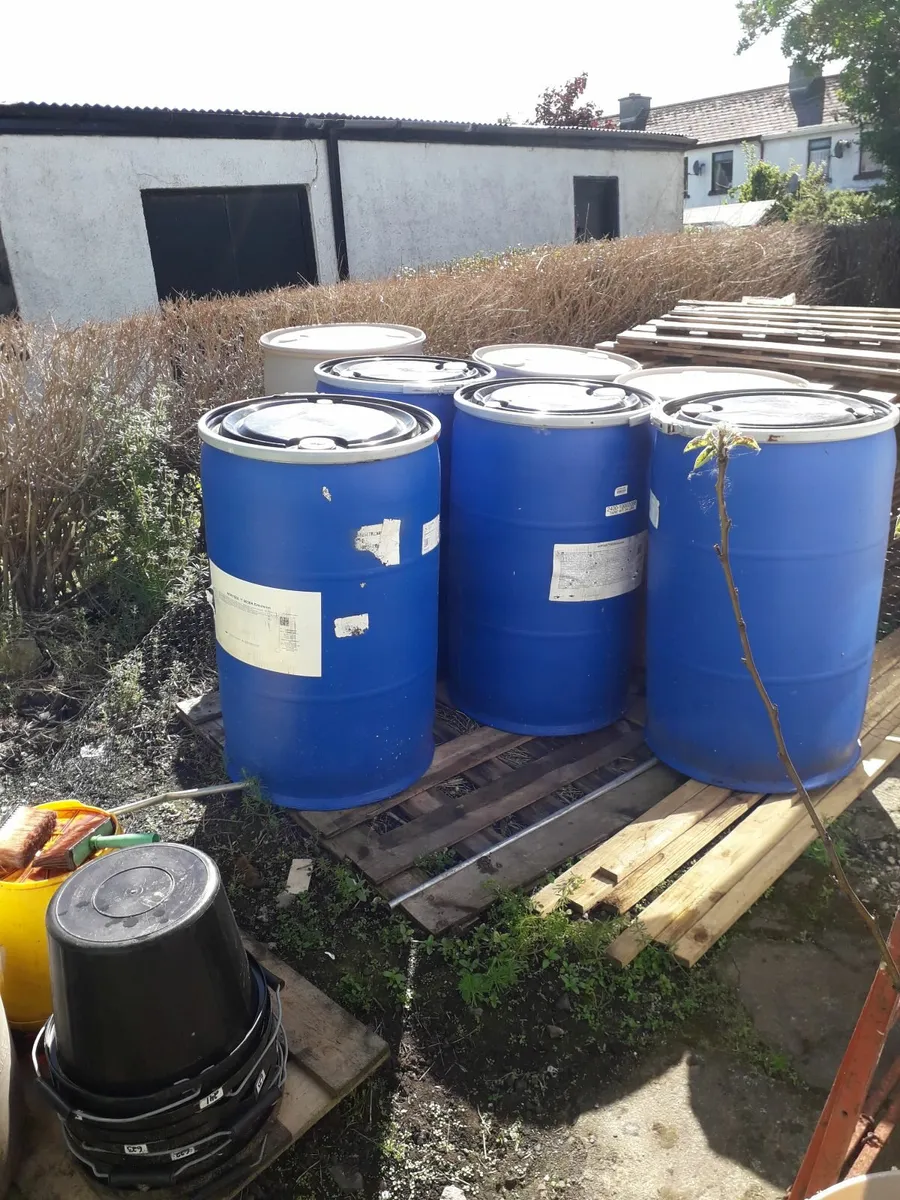 plastic barrels 220ltr clean, with lids - Image 3