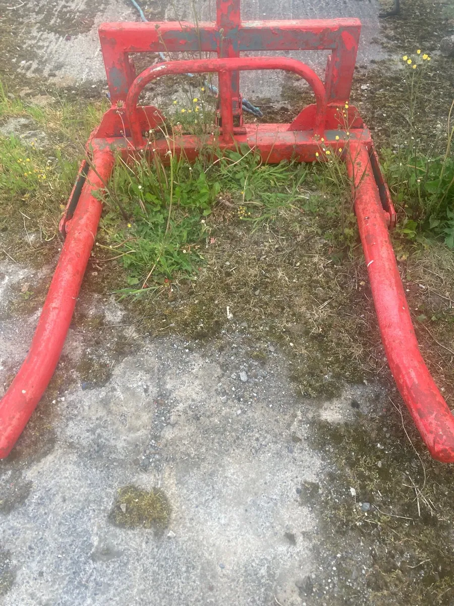Bale lifter - Image 1