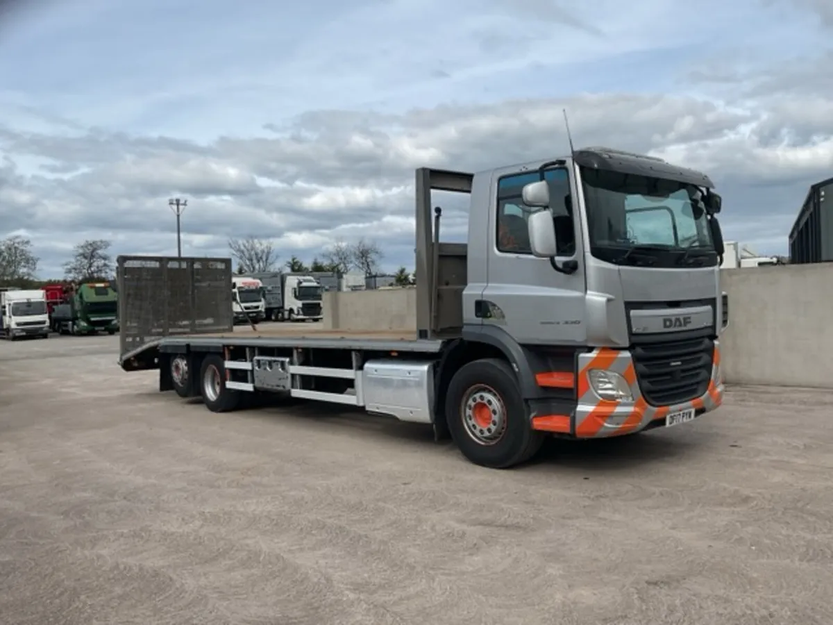 2017 DAF CF330 6x2 Rearlift Beavertail - Image 1