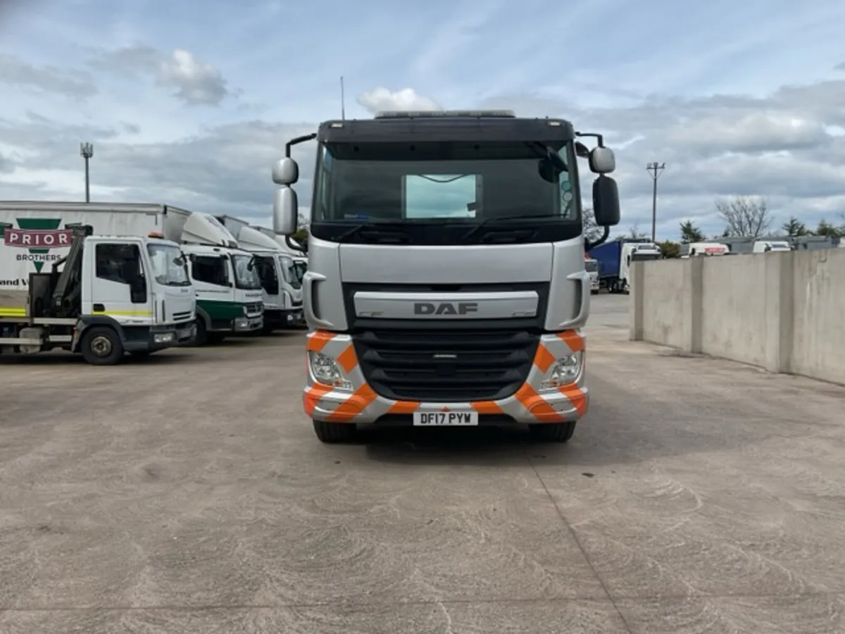 2017 DAF CF330 6x2 Rearlift Beavertail - Image 2