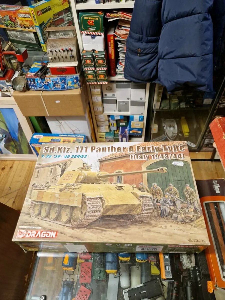 Airfix Dragon German WW2 Panther Tank Kit - Image 1