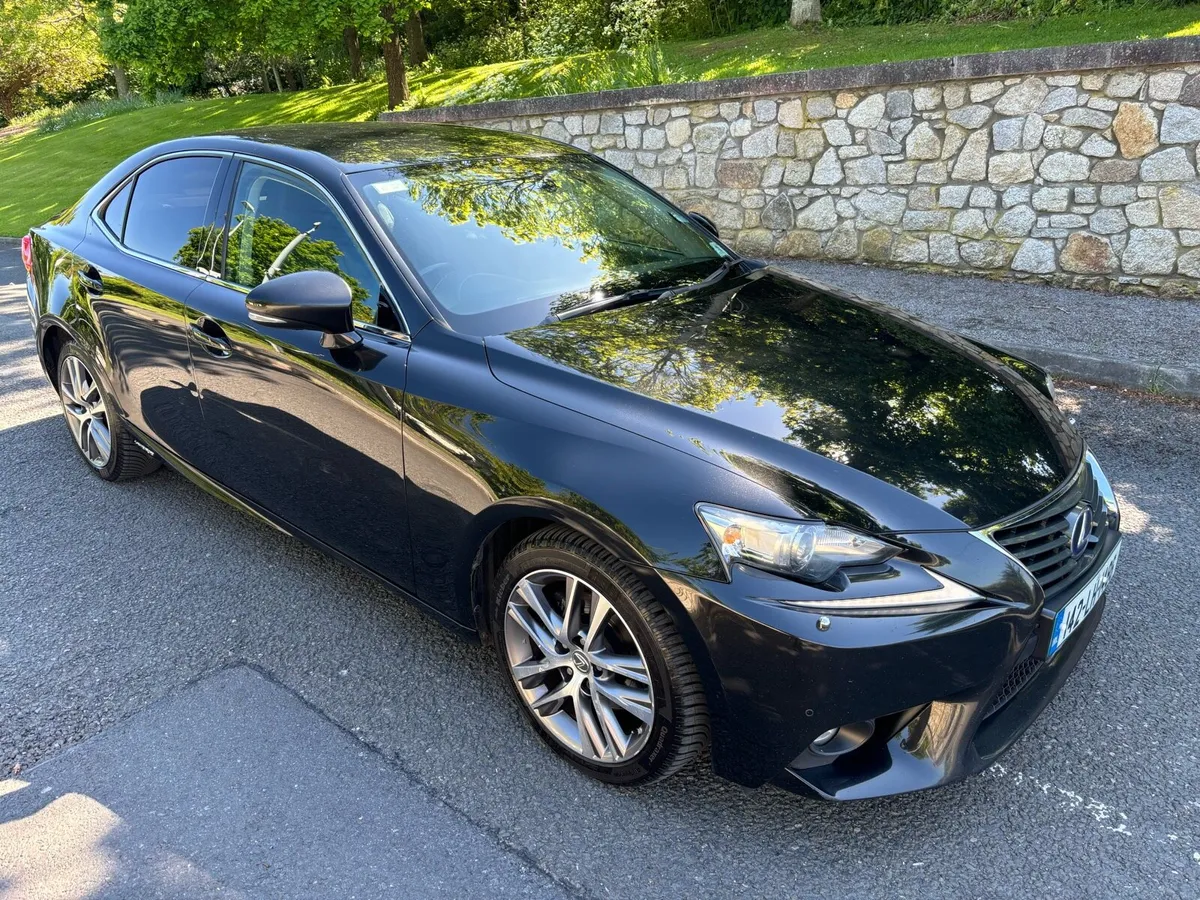 142 LEXUS IS300H - Image 1
