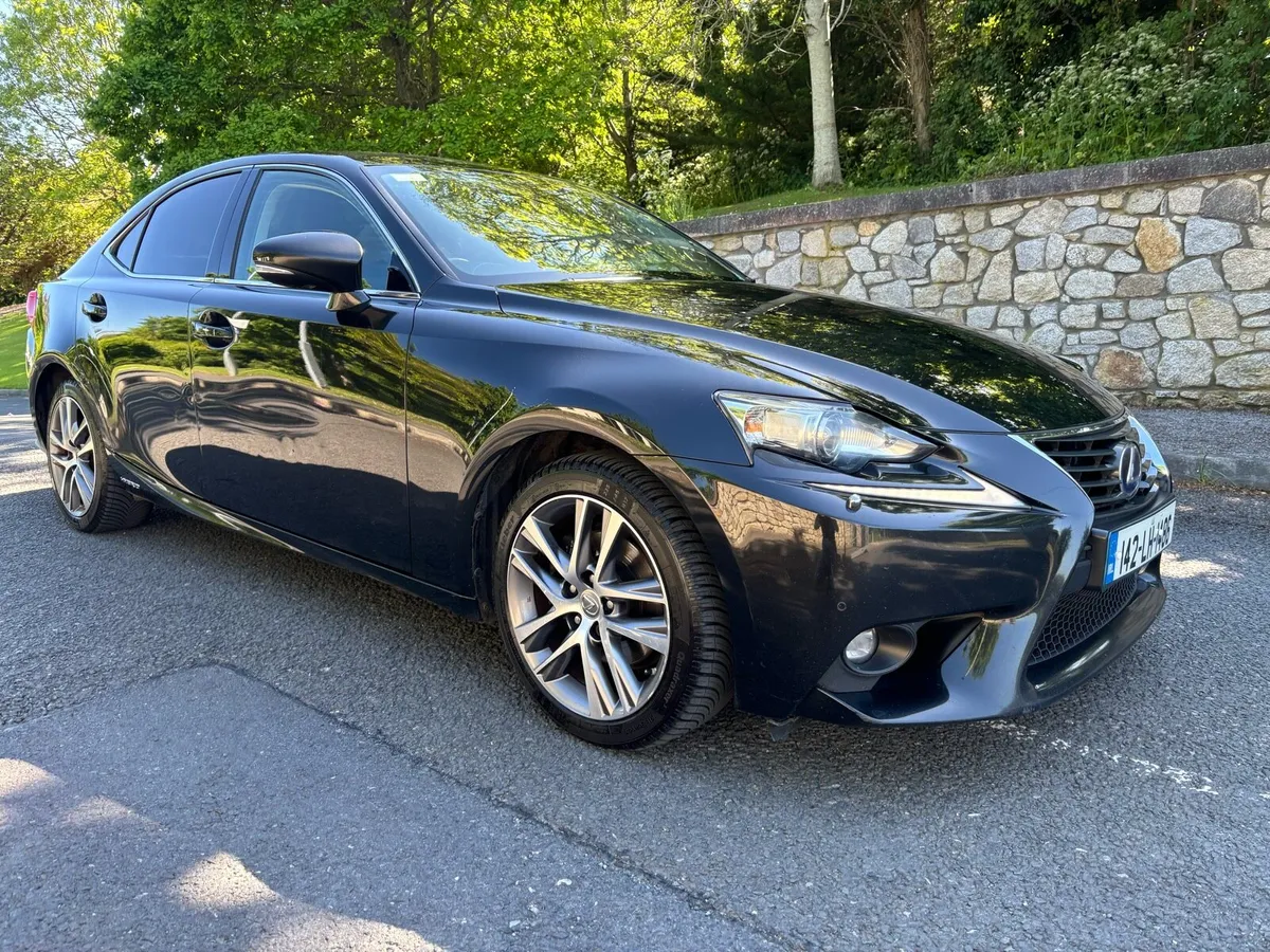 142 LEXUS IS300H - Image 2
