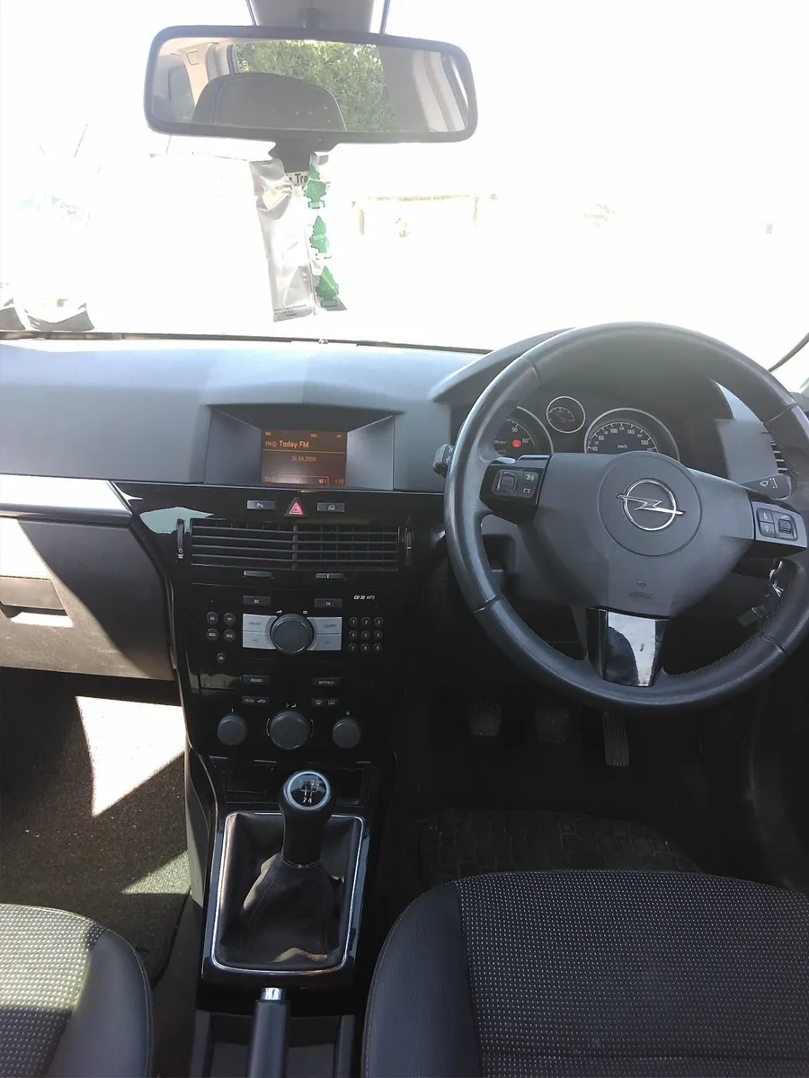 Opel Astra 2010 - Image 2