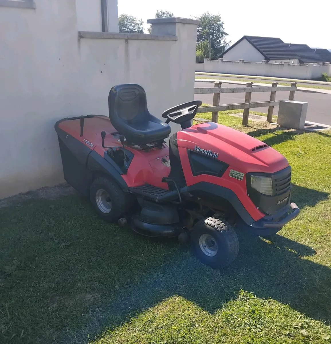 Ride on lawnmower - Image 1