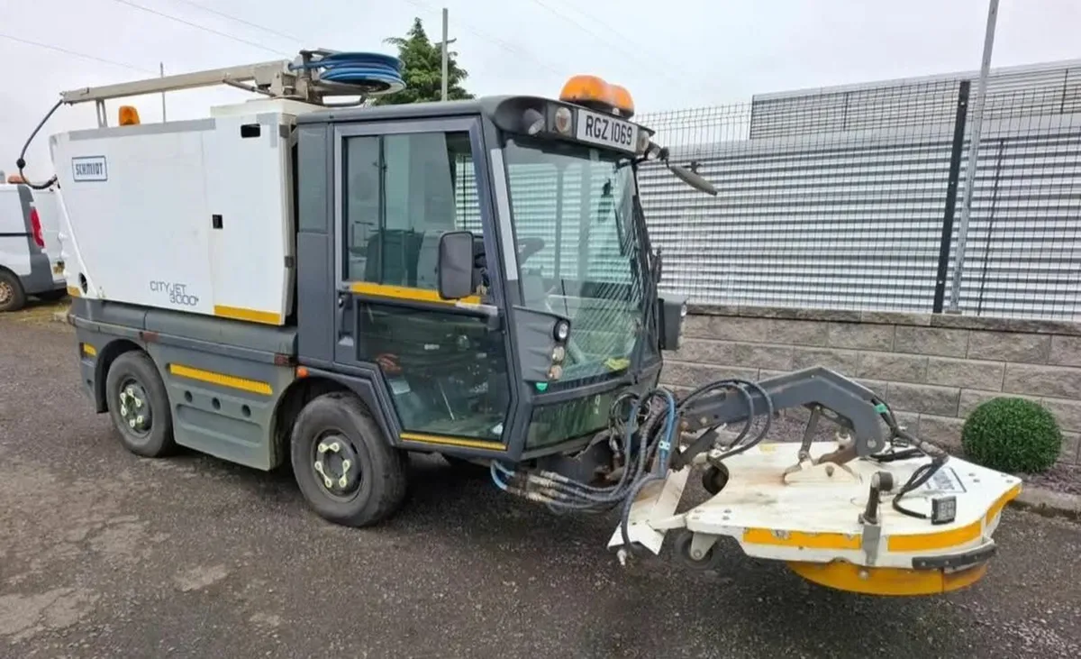Schmidt Swingo Easyjet road sweeper scrubber - Image 1