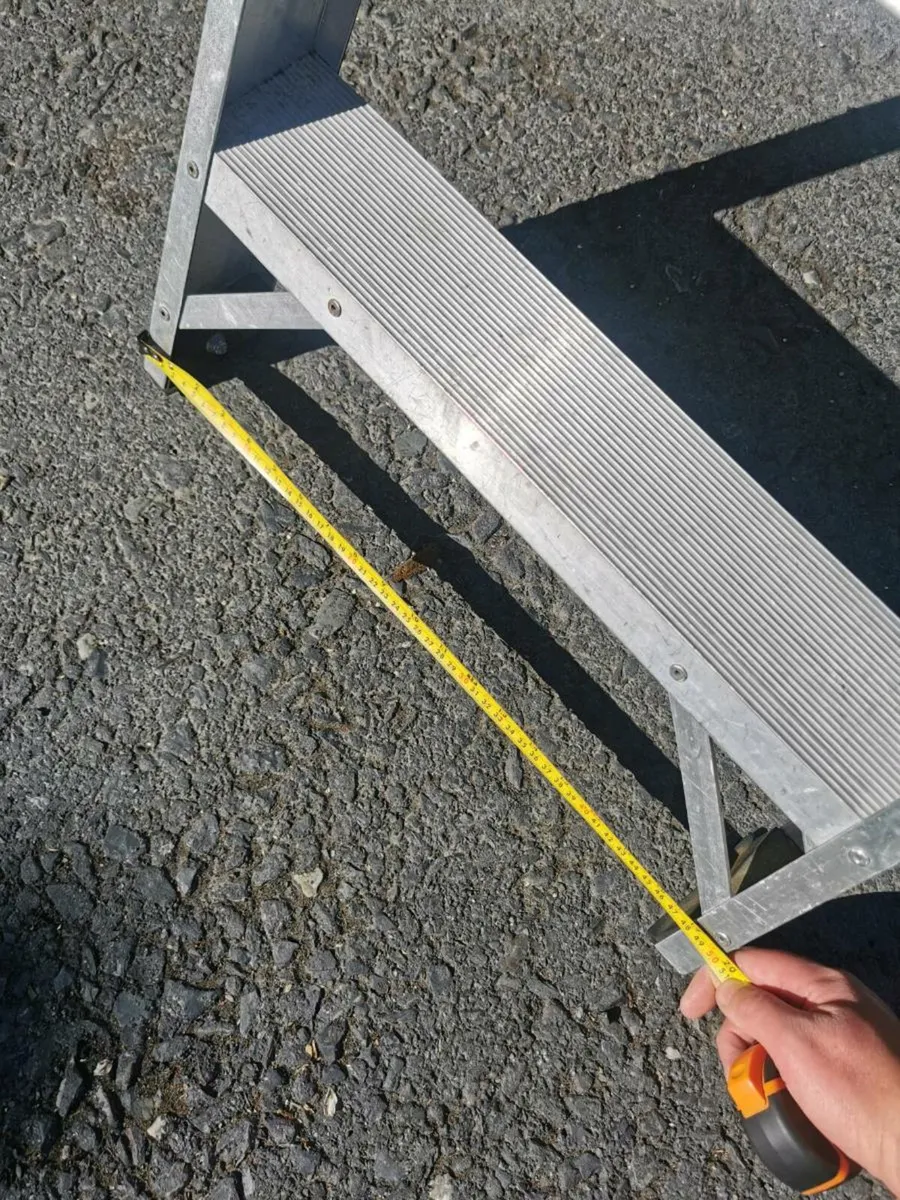 Ramsay Swingback 8 Rung Step Ladder - Image 3
