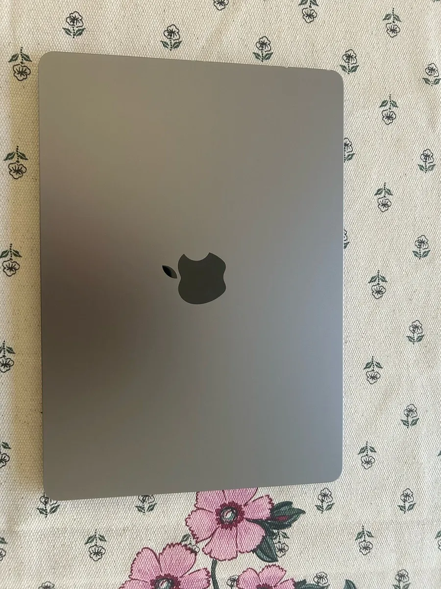 Mac Book Air M2 2022 - Image 1