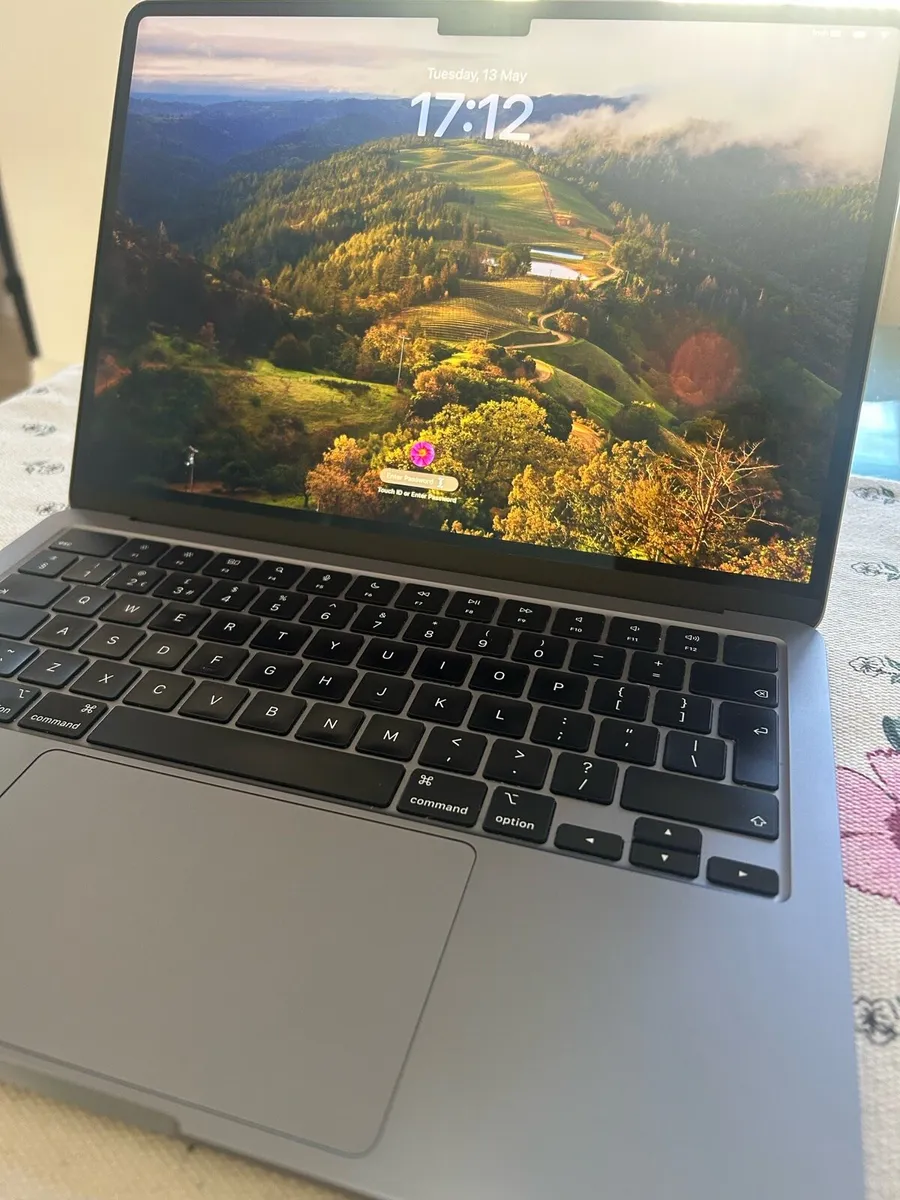 Mac Book Air M2 2022 - Image 2