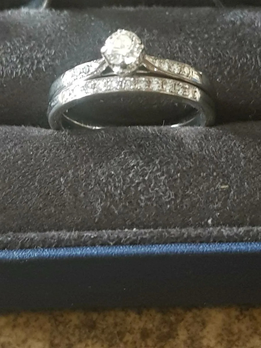 18ct  gold diamond solitaire set with eternity rin - Image 3