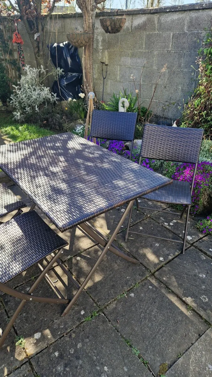 Garden table and 4 chairs excellent - Image 1
