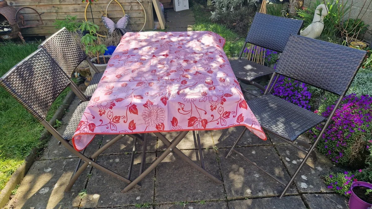 Garden table and 4 chairs excellent - Image 3