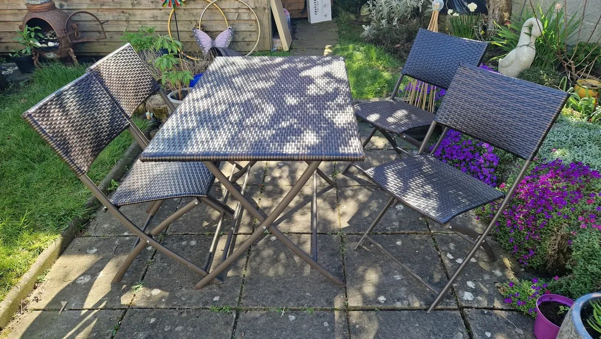 Garden table and 4 chairs excellent - Image 4