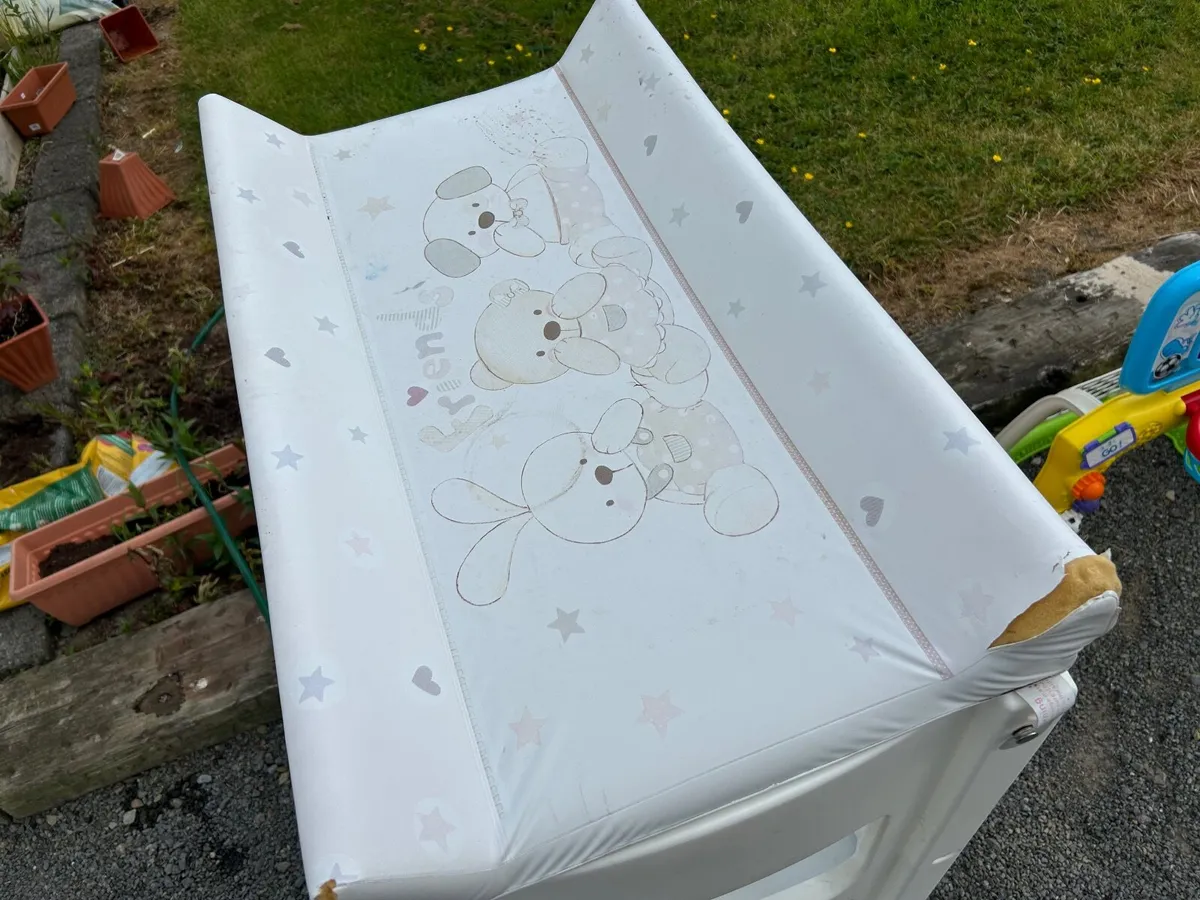 Baby changing table - Image 1