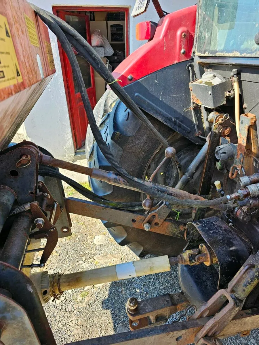 Fertiliser spreader - Image 1