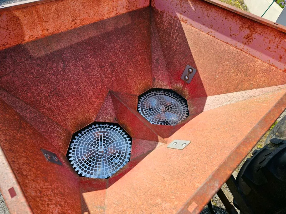 Fertiliser spreader - Image 2