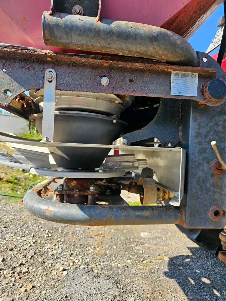 Fertiliser spreader - Image 3
