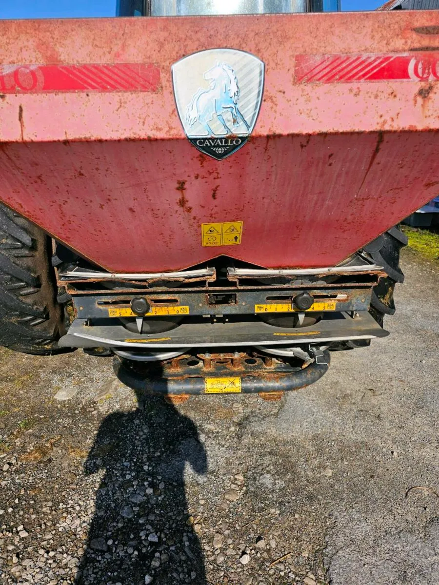 Fertiliser spreader - Image 1