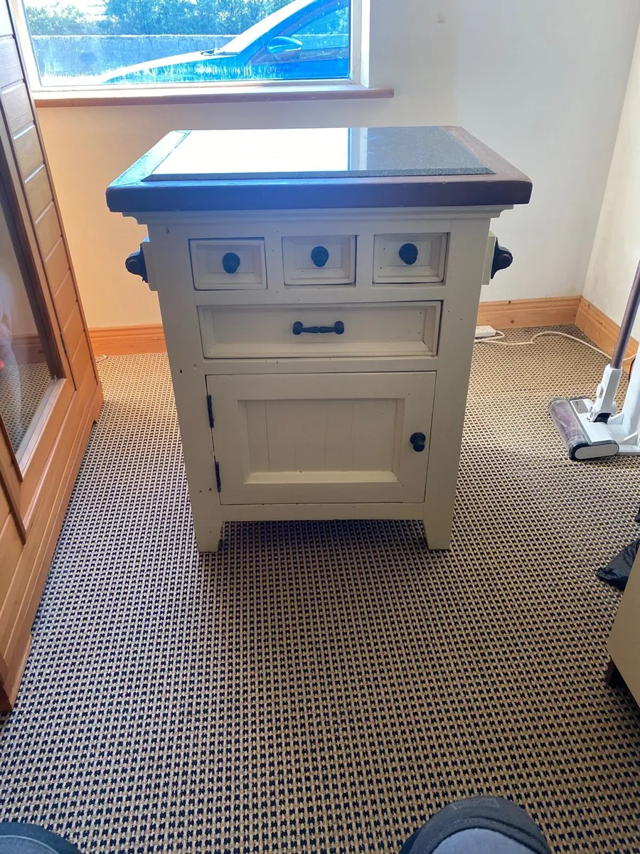 Kitchen island - Image 1