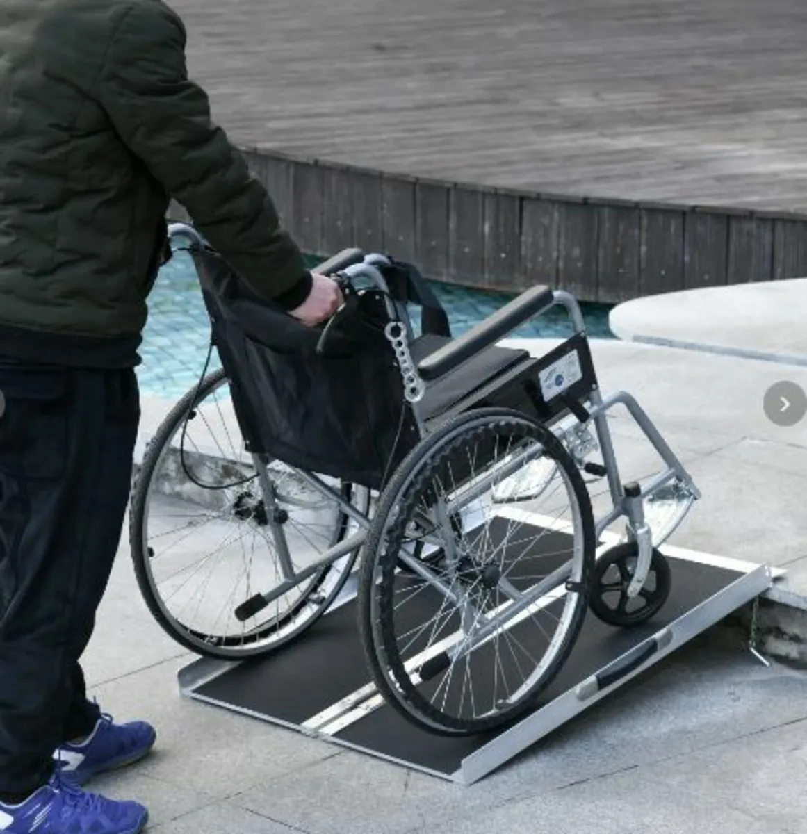 Aluminium Folding Wheelchair Ramp w/ Handle Black - Image 4