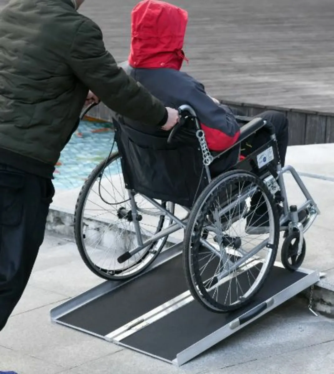 Aluminium Folding Wheelchair Ramp w/ Handle Black - Image 2