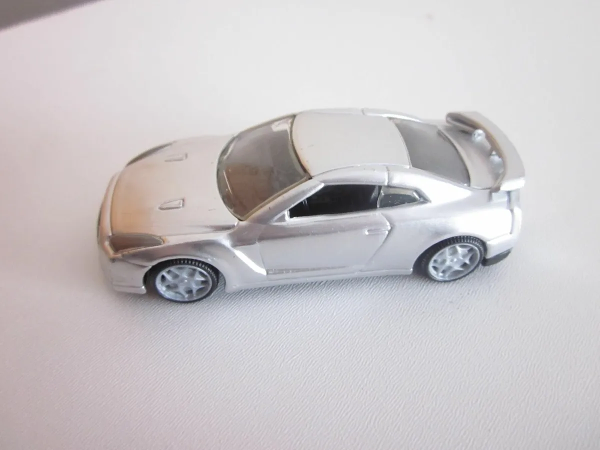 2009 Nissan GT-R Burago Diecast Car Toy - Image 1