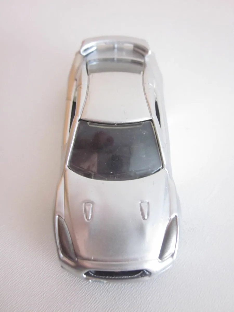 2009 Nissan GT-R Burago Diecast Car Toy - Image 2