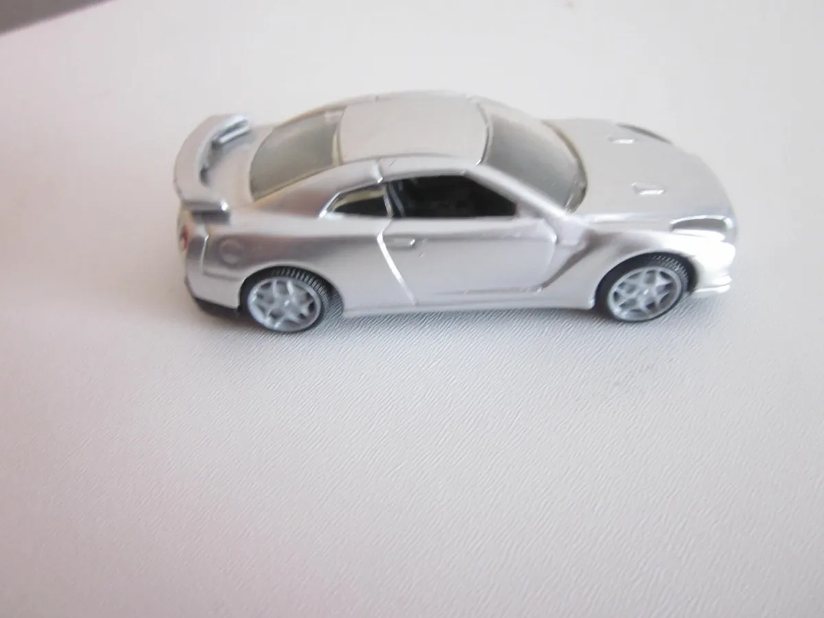 2009 Nissan GT-R Burago Diecast Car Toy - Image 3