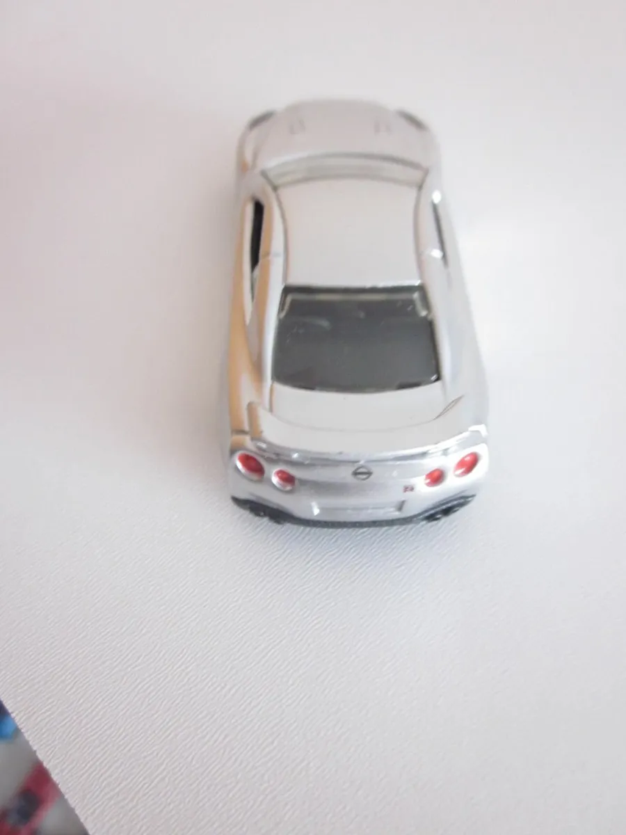 2009 Nissan GT-R Burago Diecast Car Toy - Image 4