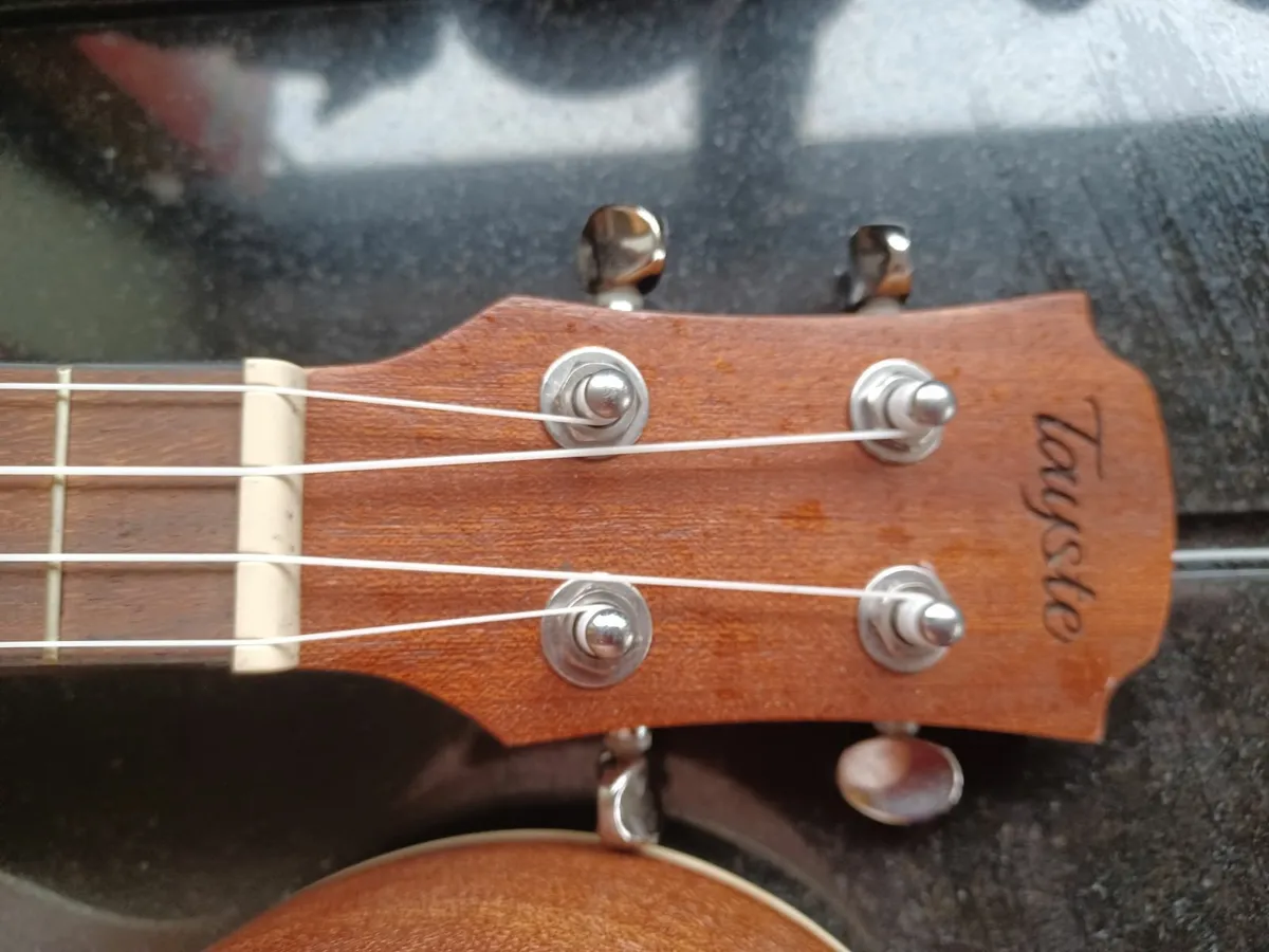 Ukulele guitar - Image 3