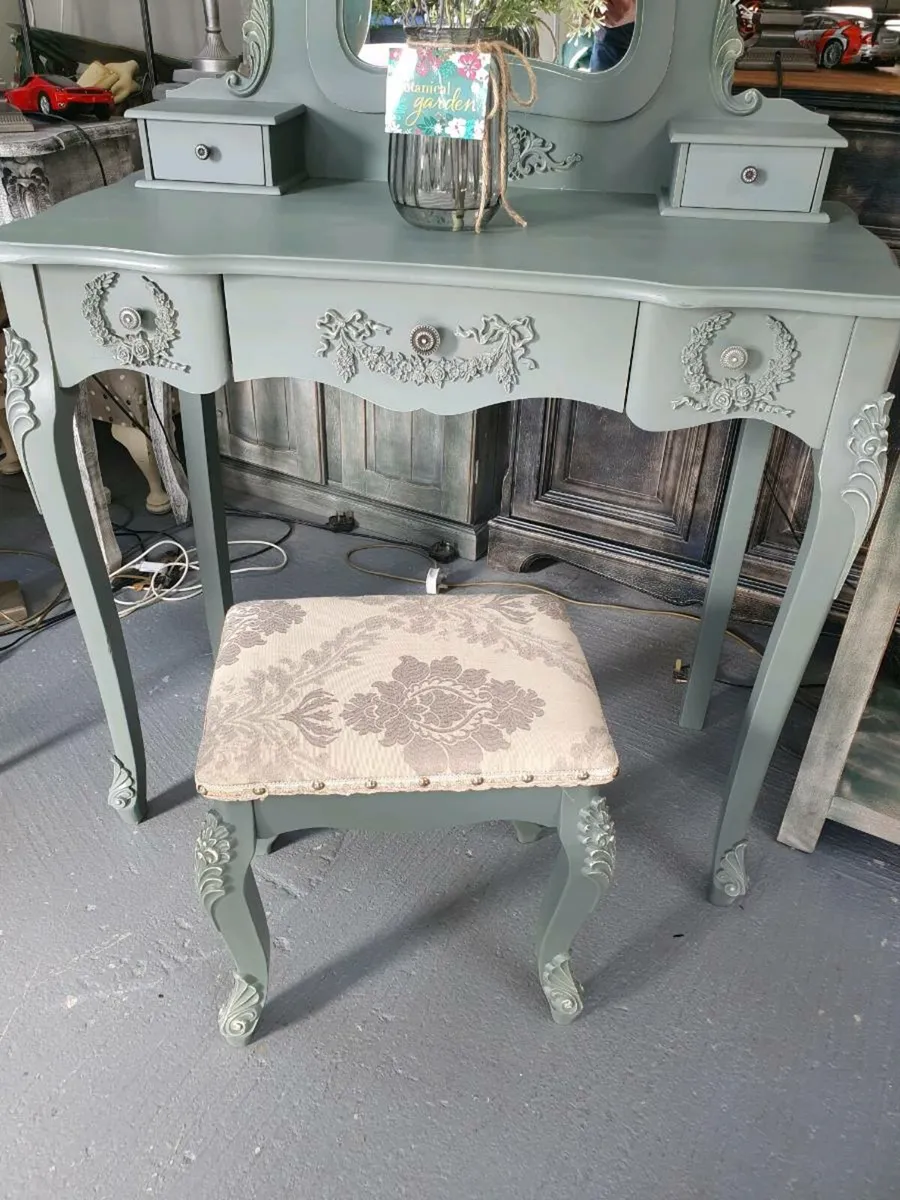 Dressing table mirror and stool - Image 3