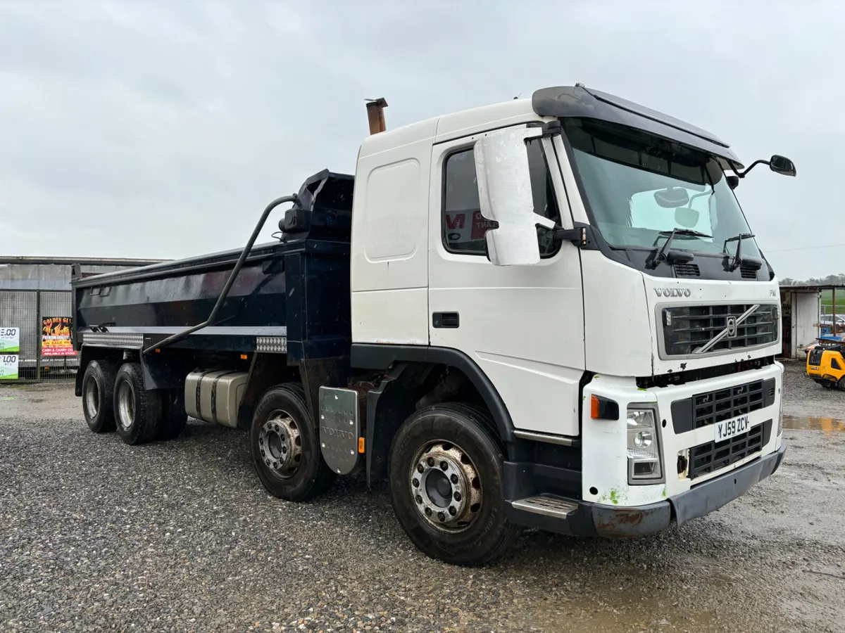 2010 Volvo FM 8*4 Tipper Lorry - Image 2