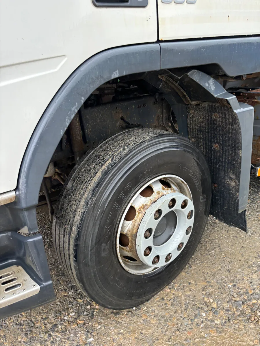2010 Volvo FM 8*4 Tipper Lorry - Image 3